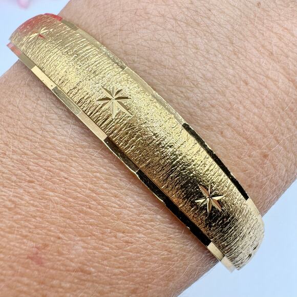 Vintage Monet Bangle Etched Starbursts Gold Tone Signed Diamond Cut Textured - Picture 4 of 12